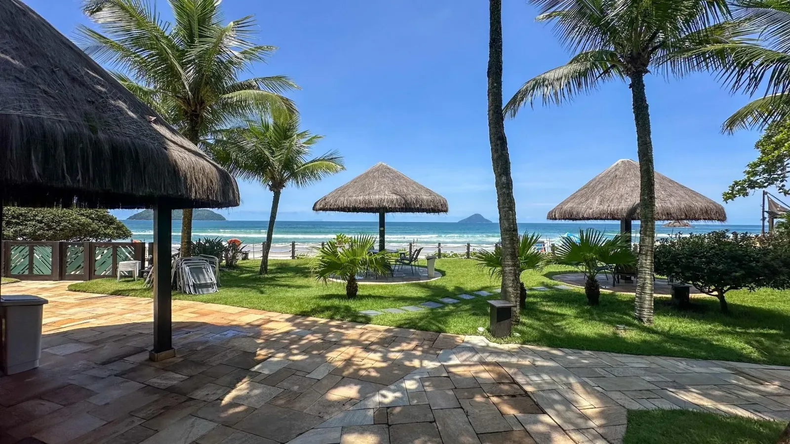 Casa mobiliada em condomínio com clube pé na areia em Juquehy