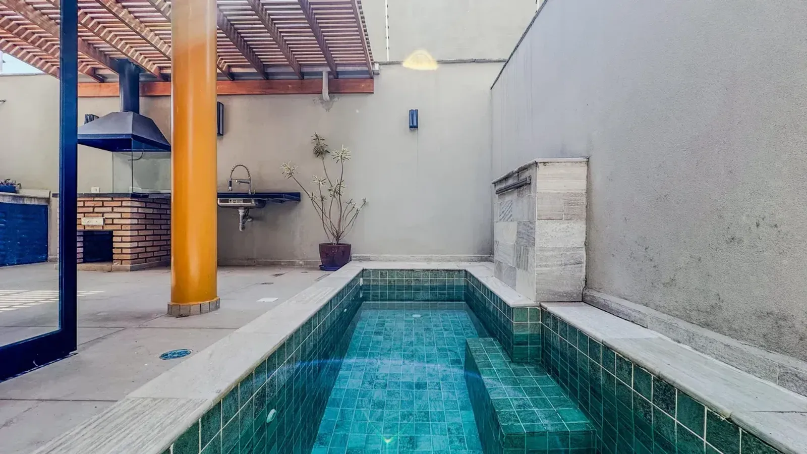 Casa nova com 3 suítes e piscina privativa em Juquehy