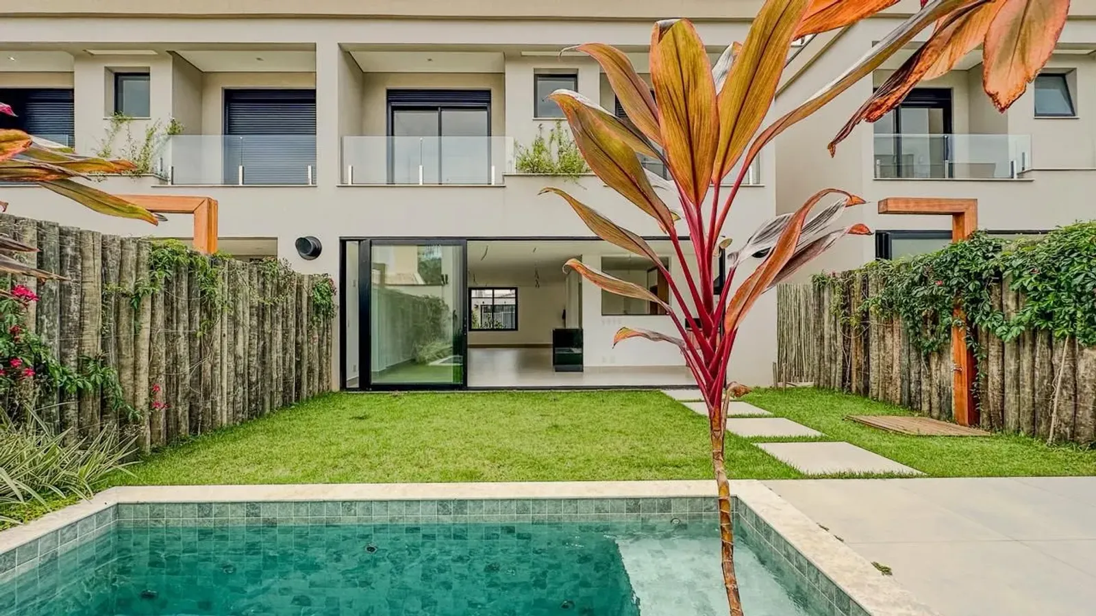 Casa nova com 4 suítes e piscina a 2 minutos da praia de Juquehy