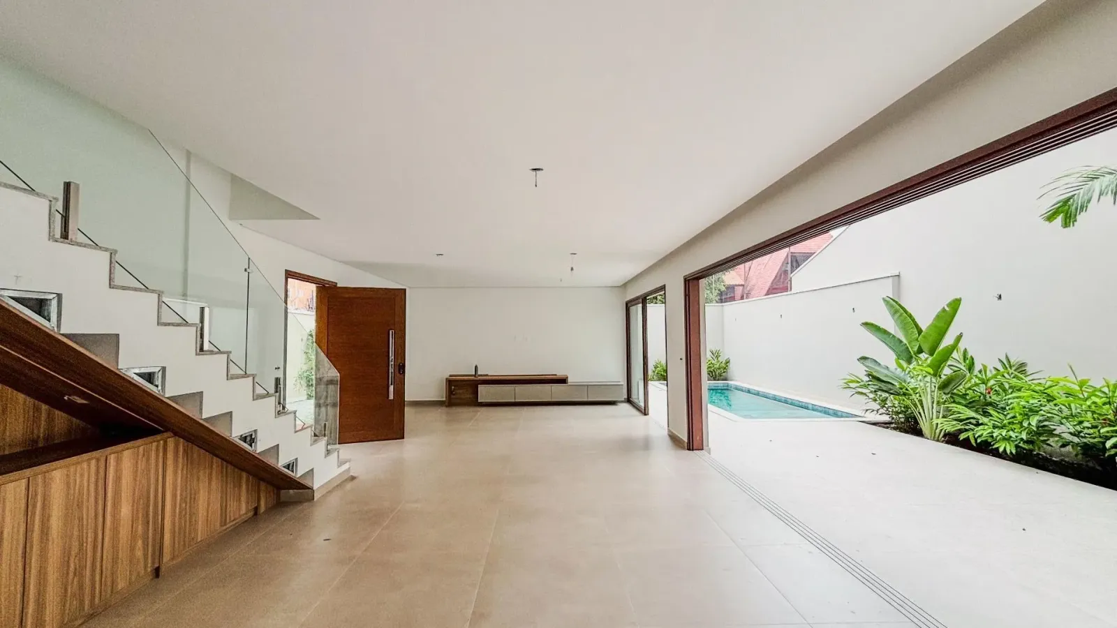 Casa nova com 4 suítes e piscina aquecida a 80 m da praia de Juquehy