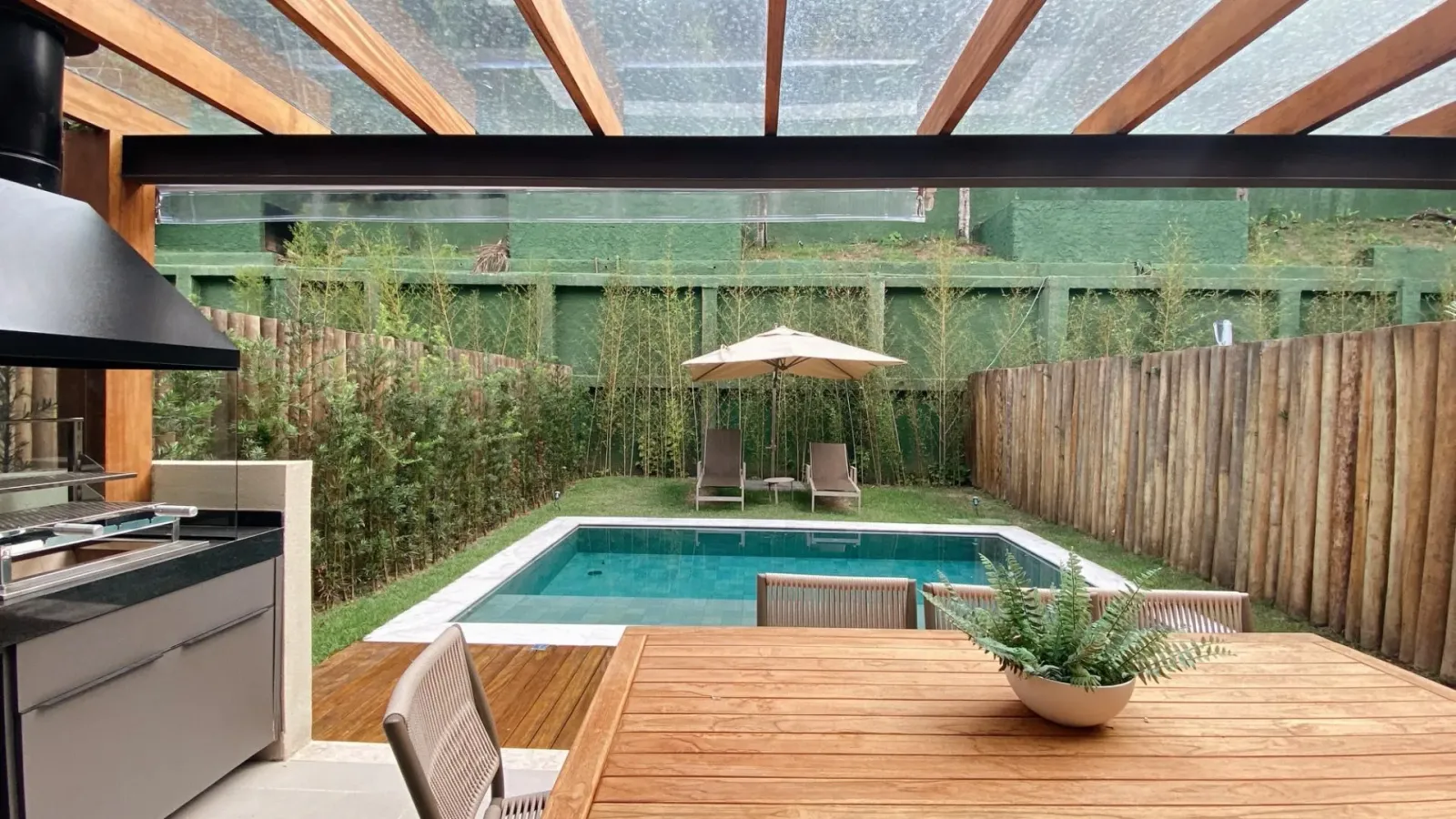 Casa nova com 4 suítes e piscina aquecida em condomínio em Juquehy