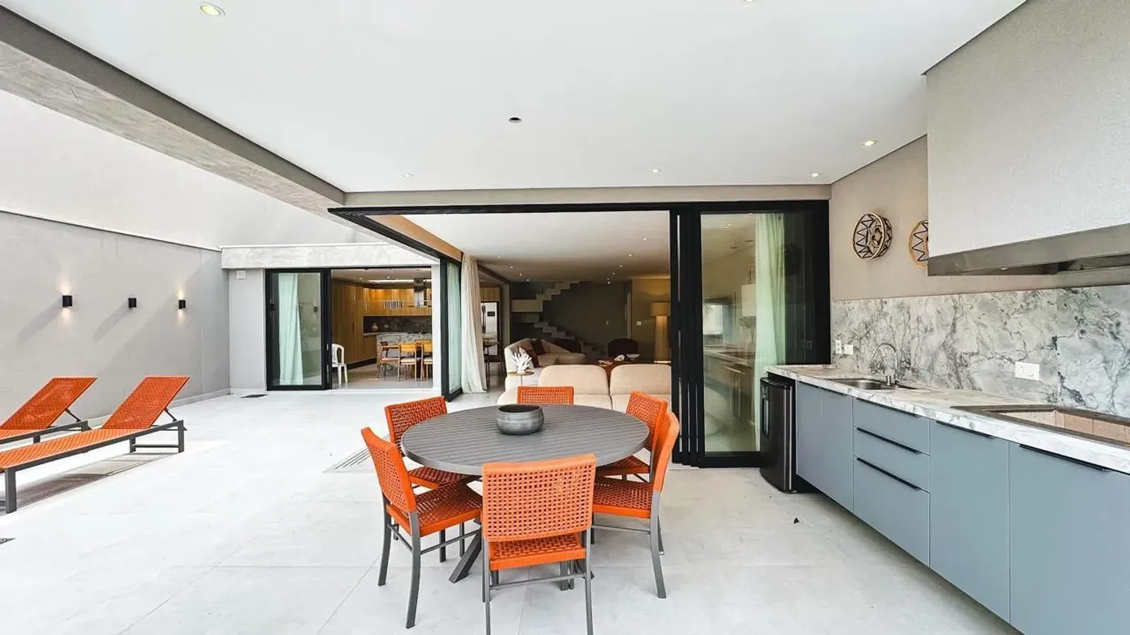 Casa nova com 4 suítes e rooftop a 50 m da praia no canto nobre de Juquehy
