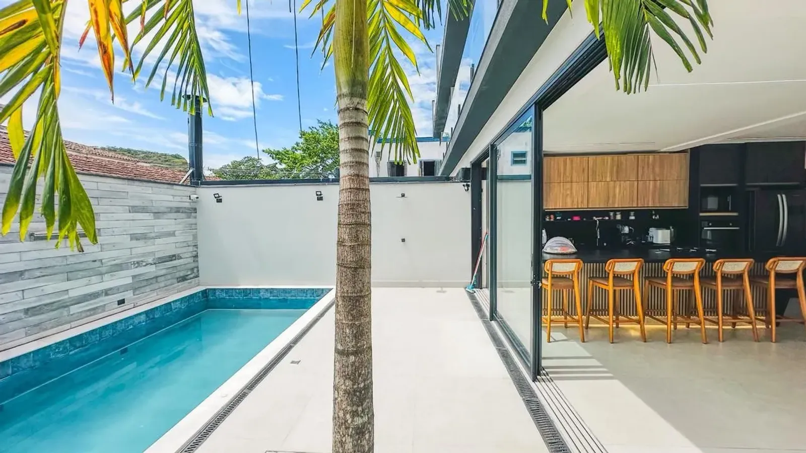 Casa nova com 4 suítes, piscina aquecida e rooftop com jacuzzi em Juquehy