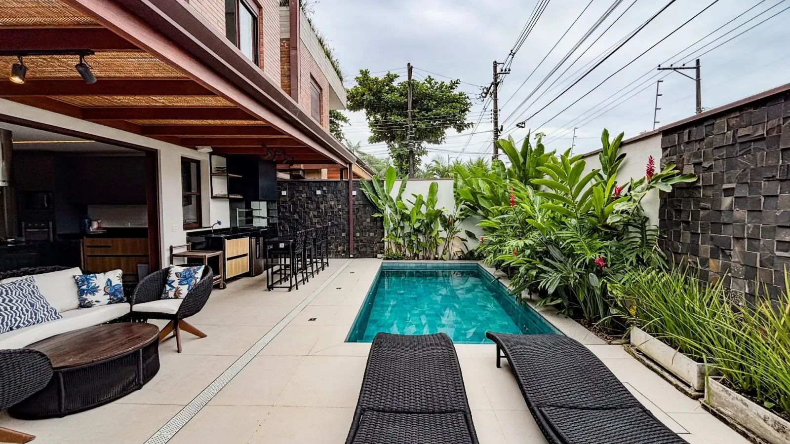 Casa nova com 5 suítes a 50 m da praia de Juquehy