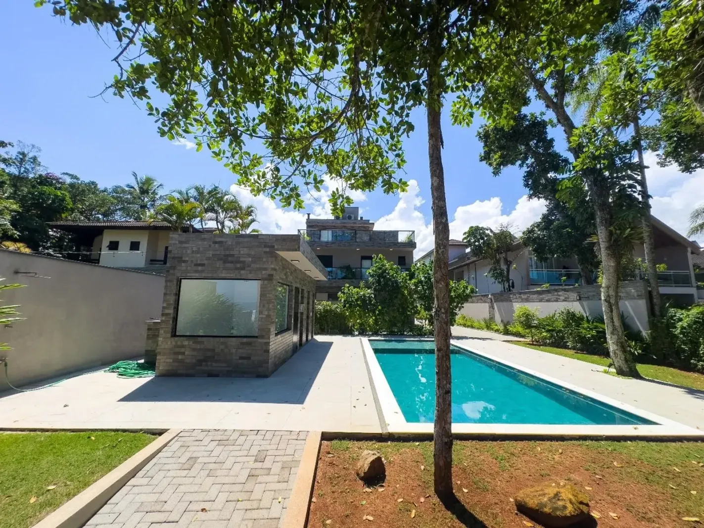 Casa nova com 5 suítes e rooftop em condomínio pé na areia em Juquehy