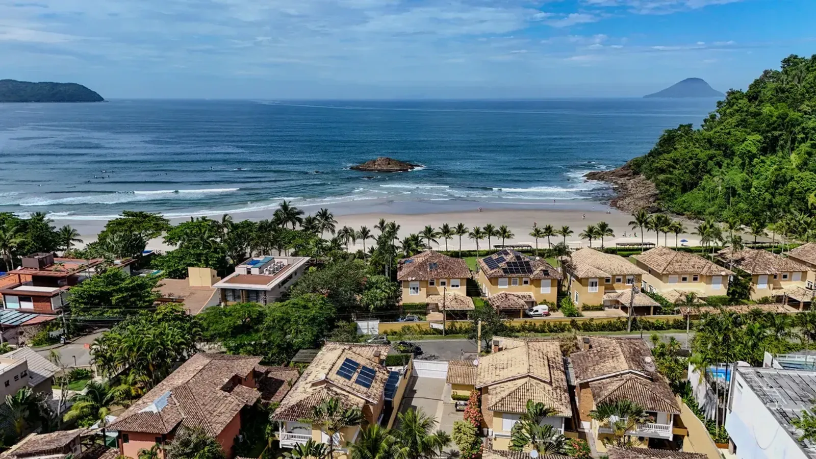 Casa nova mobiliada com 3 suítes, piscina e solário em Juquehy