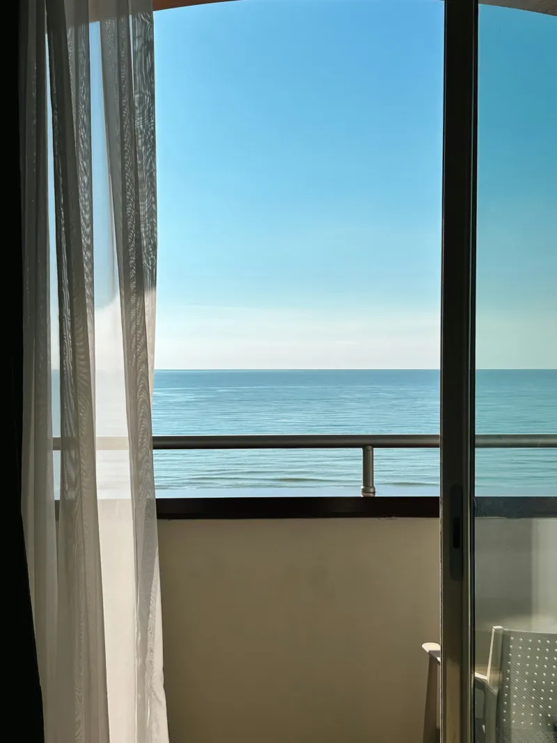 Vista do mar a partir da varanda de um apartamento
