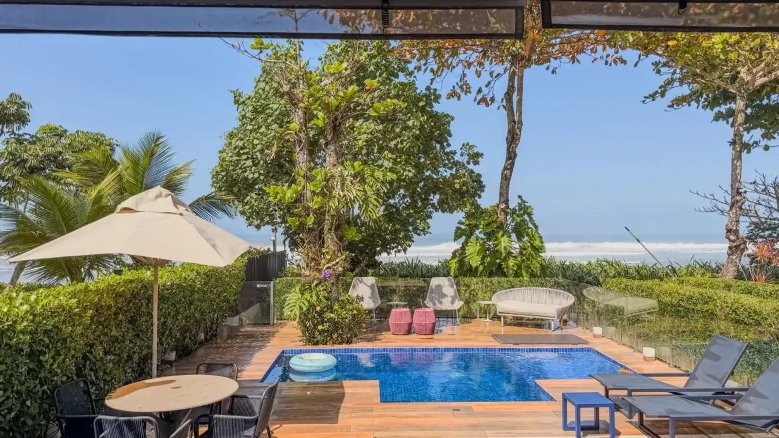 Casa pé na areia com 4 suítes e piscina de frente para o mar em Juquehy