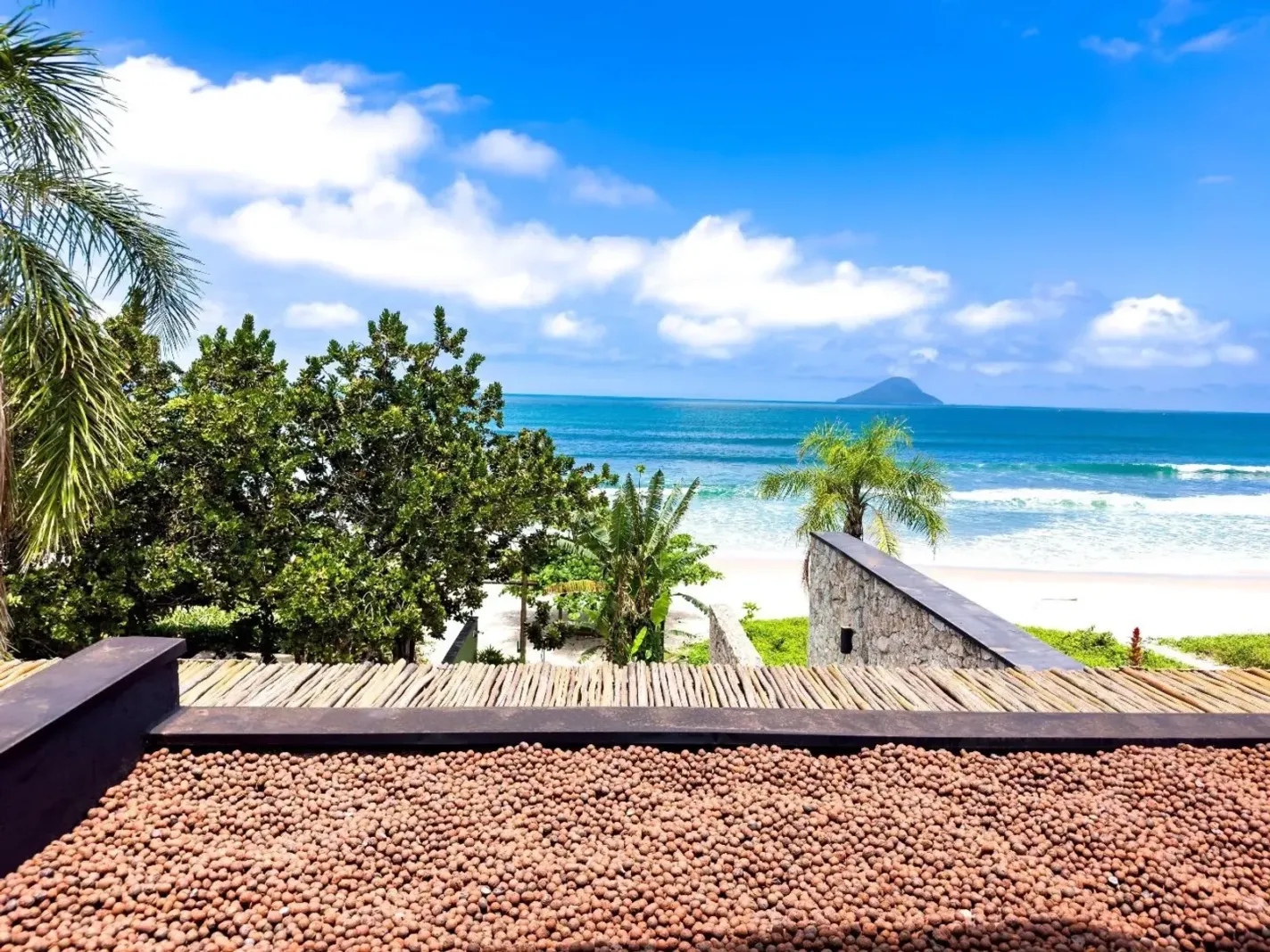 Casa pé na areia com 4 suítes e vista para o mar em Juquehy