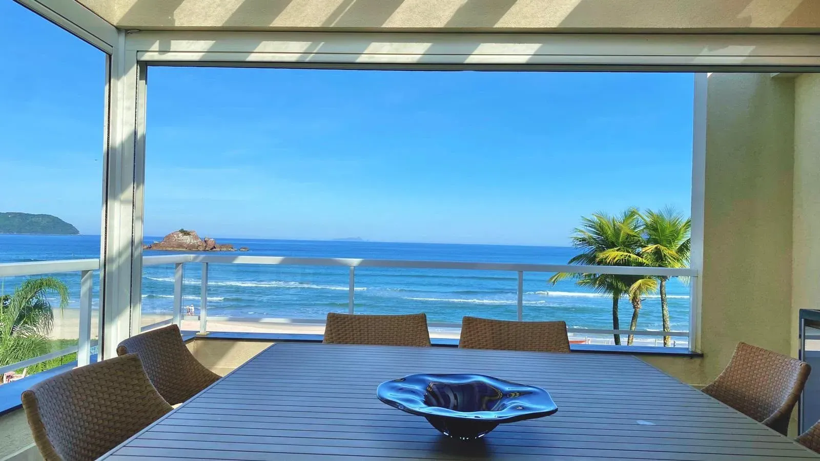 Casa pé na areia com 4 suítes, elevador e vista para o mar em Juquehy