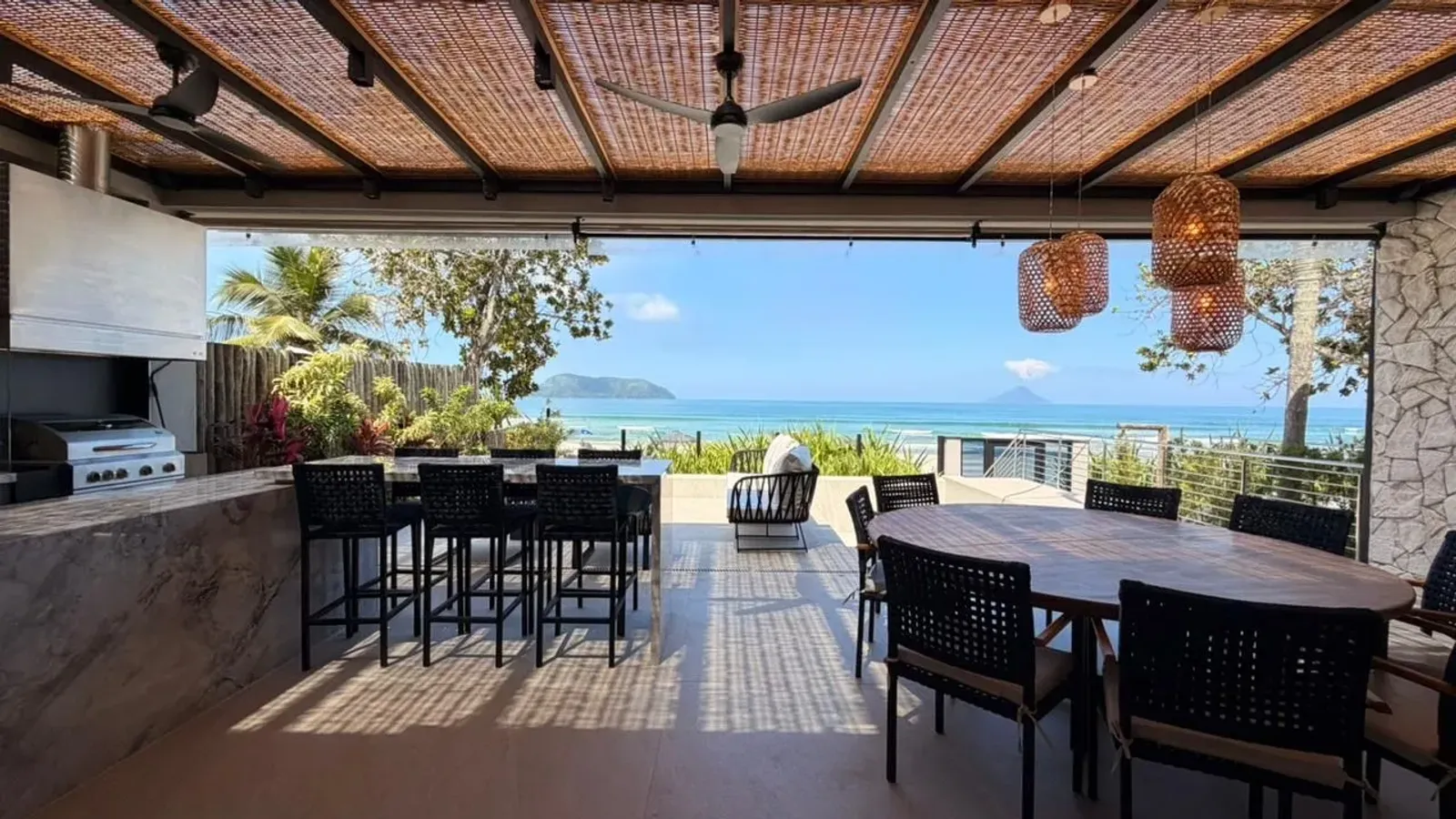 Casa pé na areia com 5 suítes e vista permanente para o mar no Condomínio Carmel