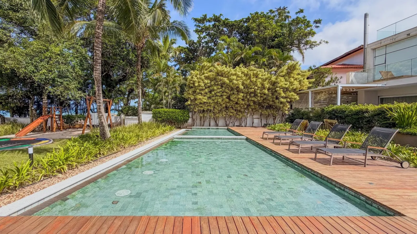 Casa pé na areia com 5 suítes, rooftop e piscina em Juquehy