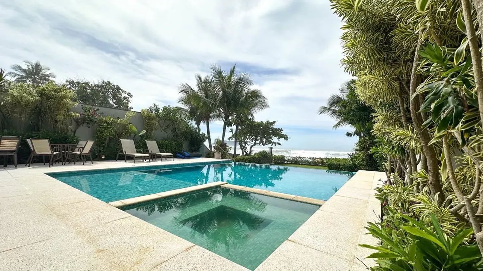 Casa pé na areia com 6 suítes e vista permanente para o mar em Juquehy