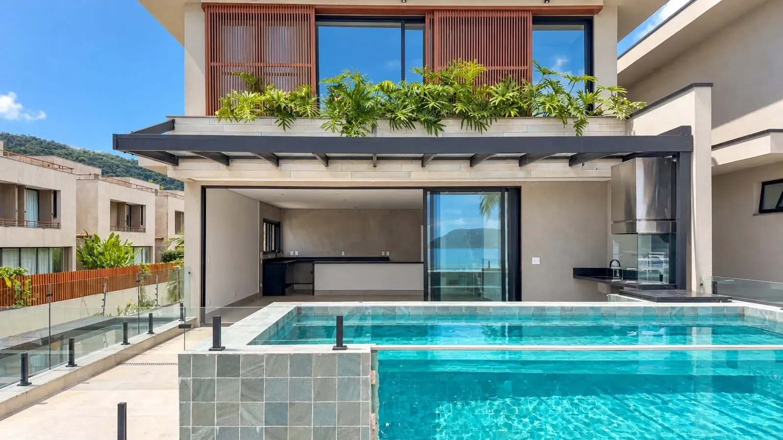 Casa pé na areia em fase final de obra com 4 suítes e vista para o mar em Juquehy