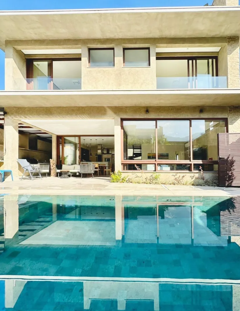 Casa pé na areia com 5 suítes, piscina e sauna em Maresias