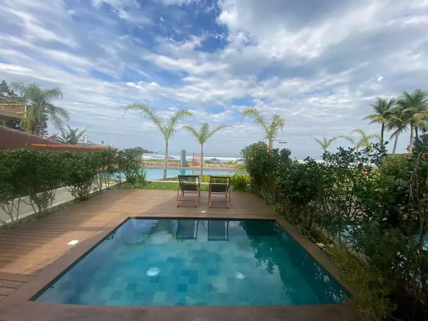 Casa pé na areia mobiliada com 4 suítes, lareira e piscina em Juquehy
