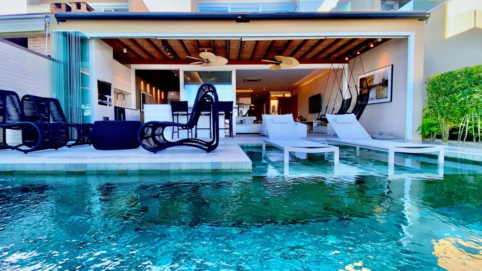 Casa pé na areia mobiliada com 5 suítes em condomínio em Juquehy
