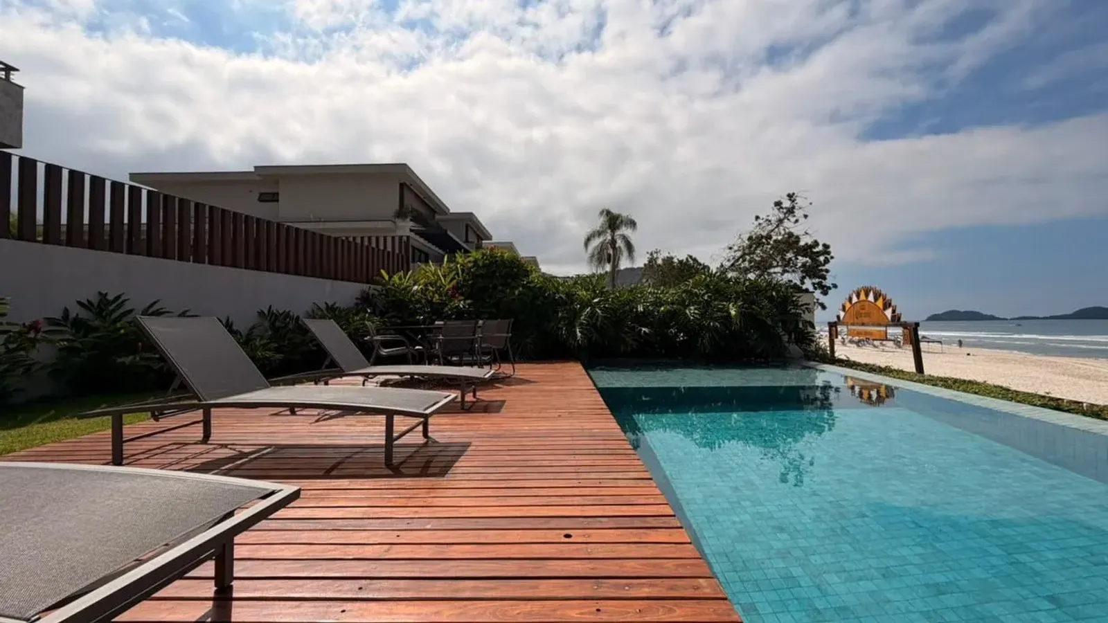 Casa pé na areia projeto Gui Mattos com rooftop e piscina frente mar em Juquehy