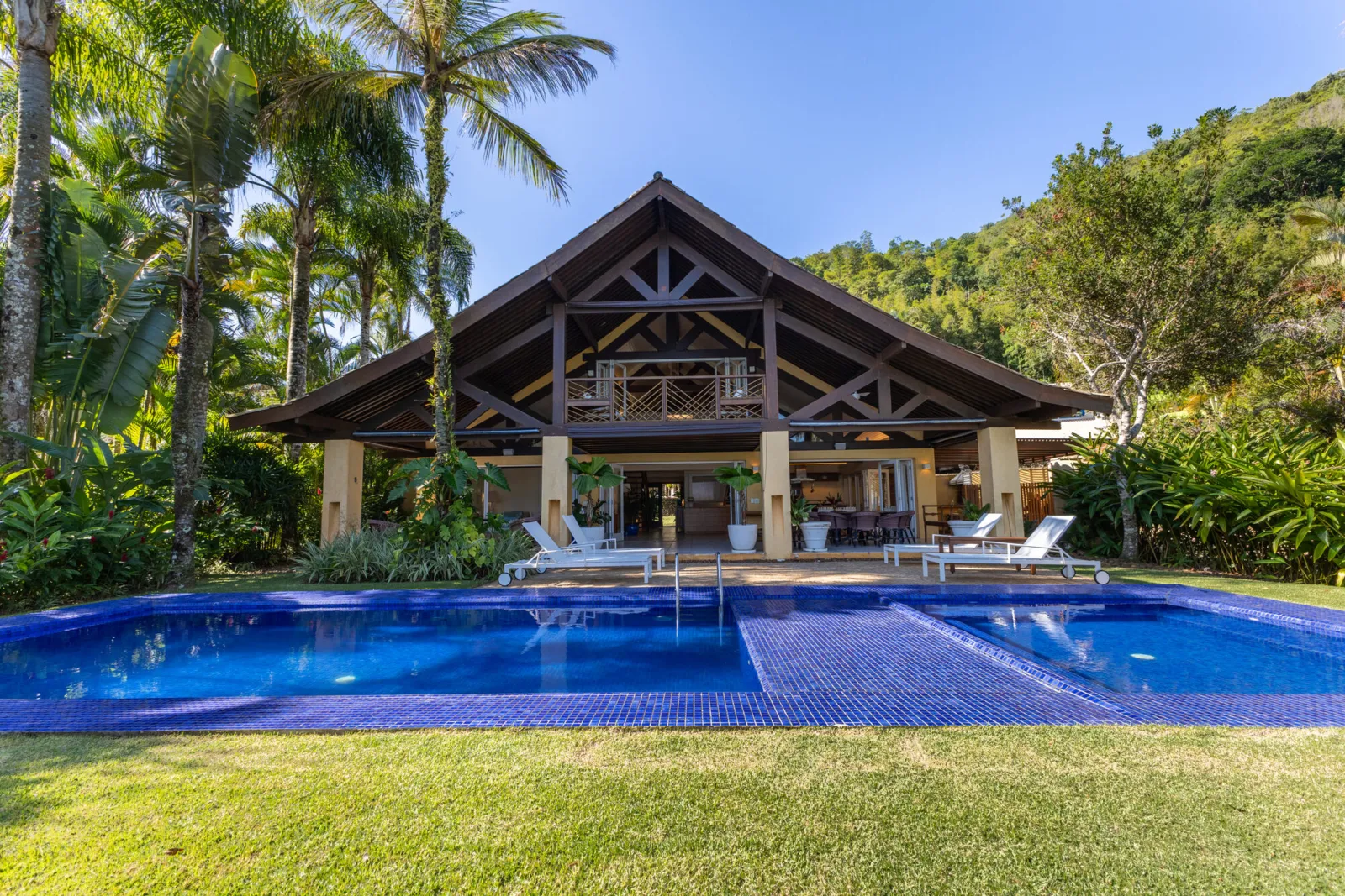 Casa de alto padrão frente ao mar na Praia da Baleia