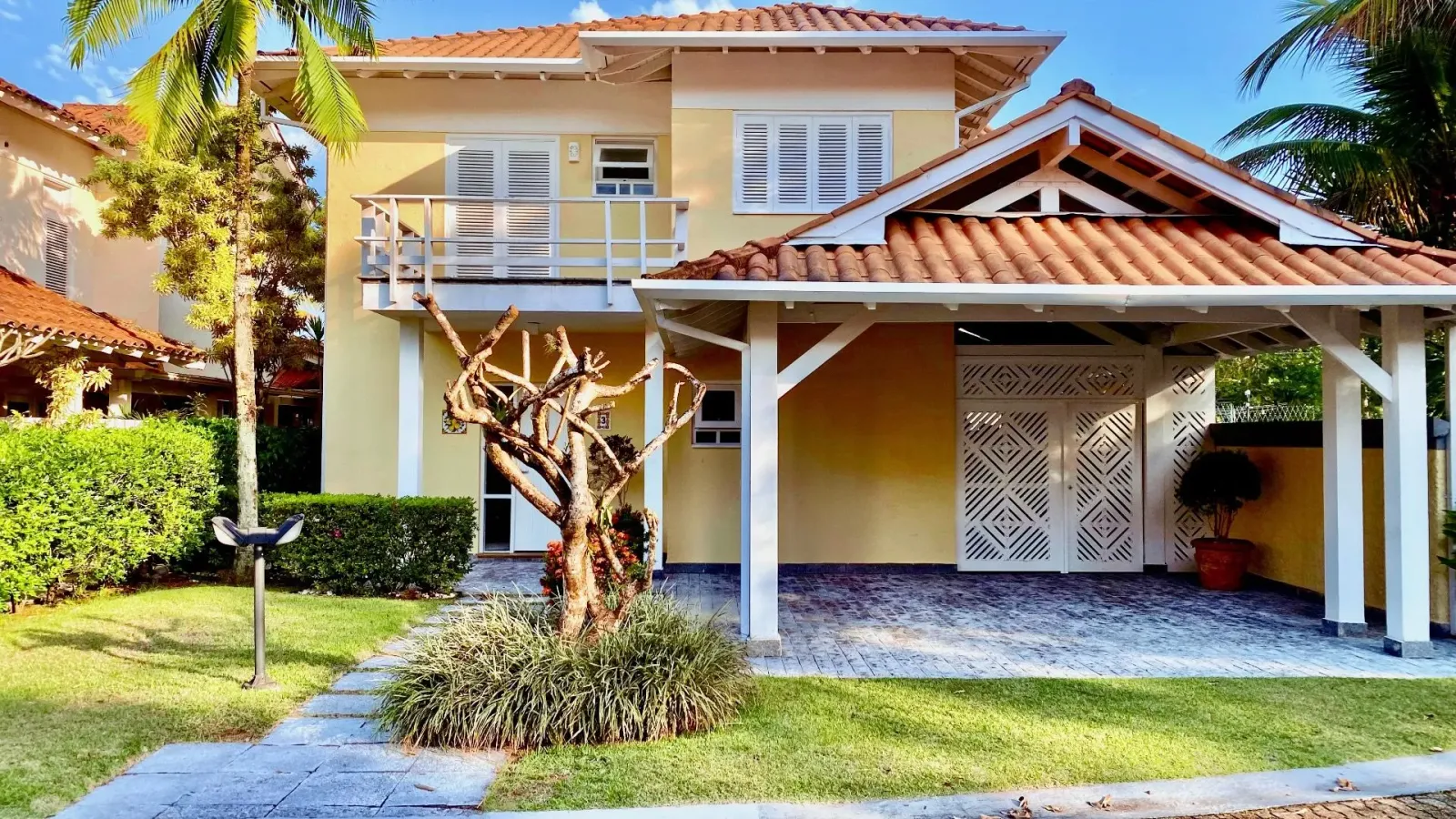 Casa reformada com 4 suítes a 100 m da praia de Juquehy