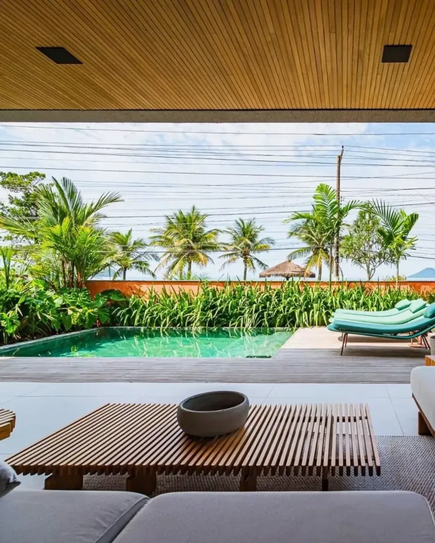 Casa térrea pé na areia com 4 suítes e vista para o mar em Juquehy