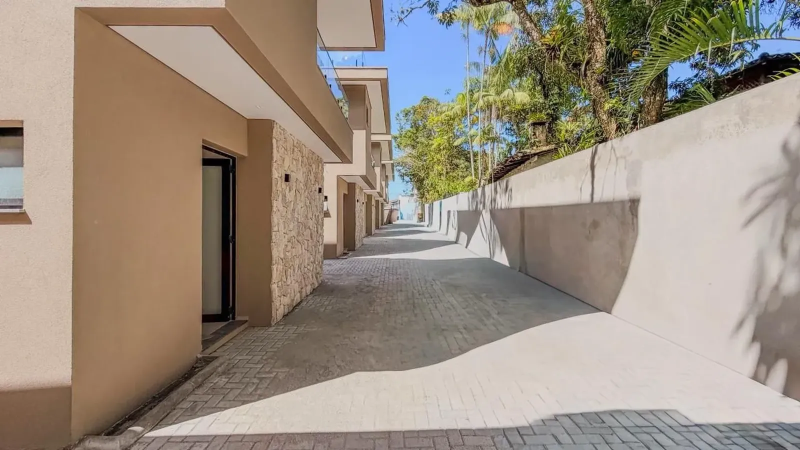 Casas novas com 4 suítes e dois rooftops a 50 m da praia de Juquehy