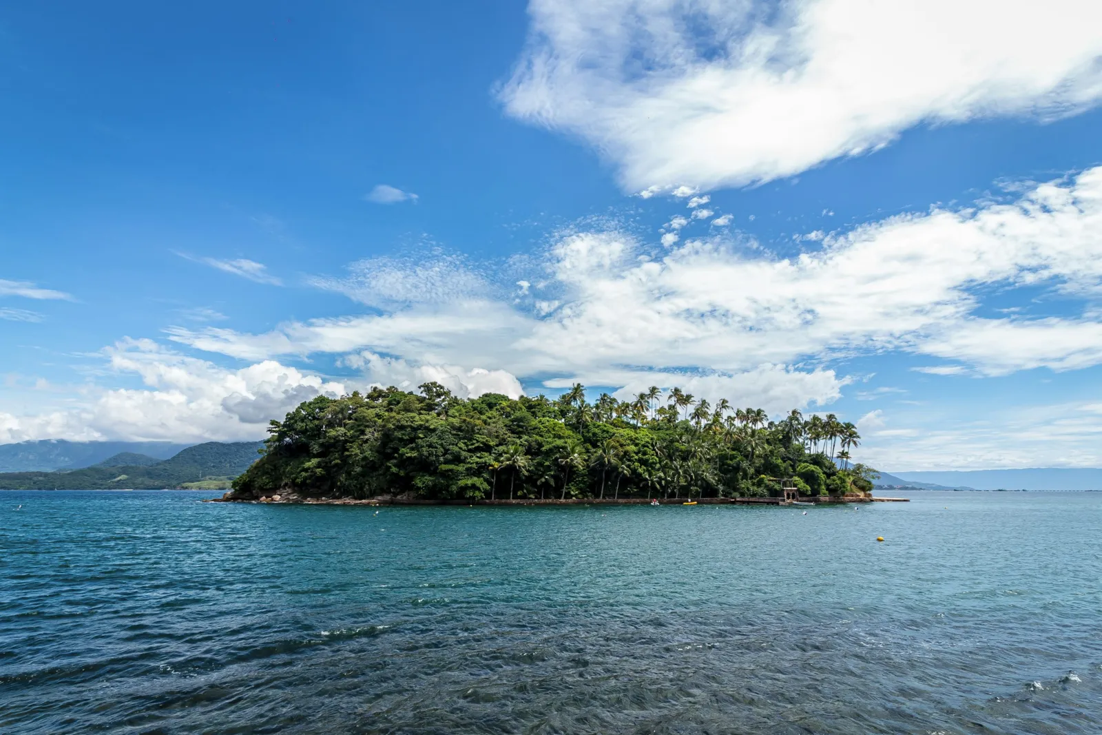 Ilhota no mar de Ilhabela