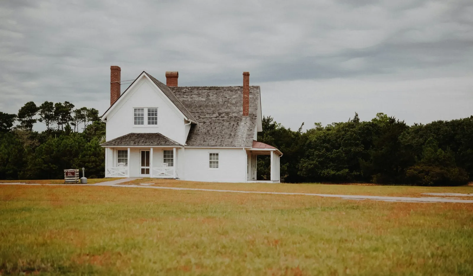 Casa branca antiga em terreno amplo