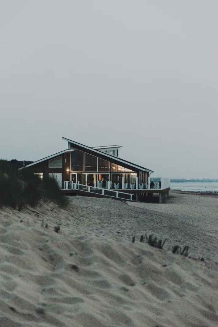 Casa de praia moderna com varanda ao entardecer