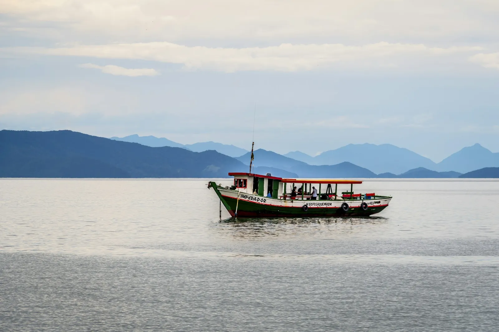 Barco ancorado no canal de São Sebastião