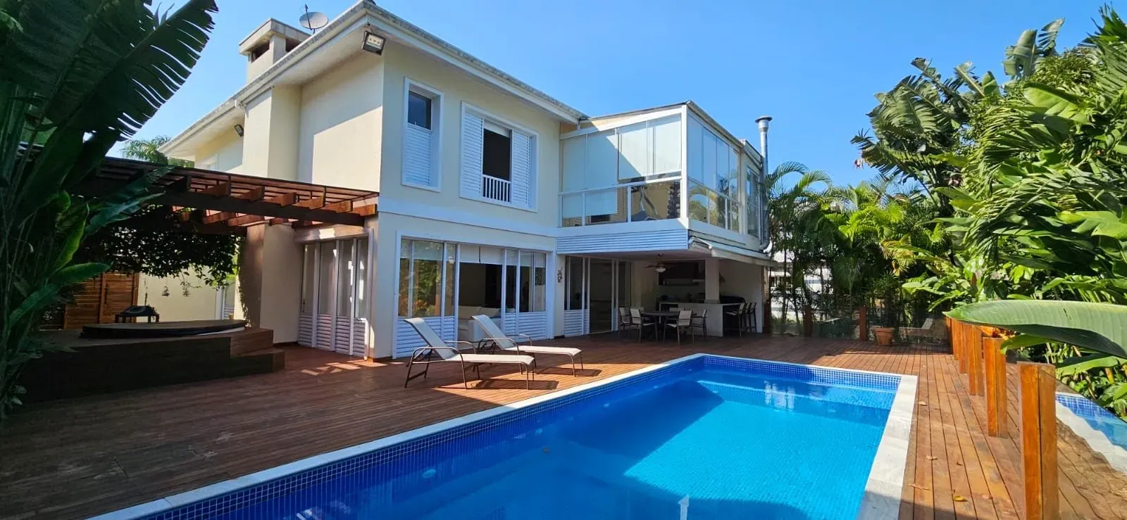Sobrado com 5 suítes, spa e piscina no Condomínio Raízes de Juquehy