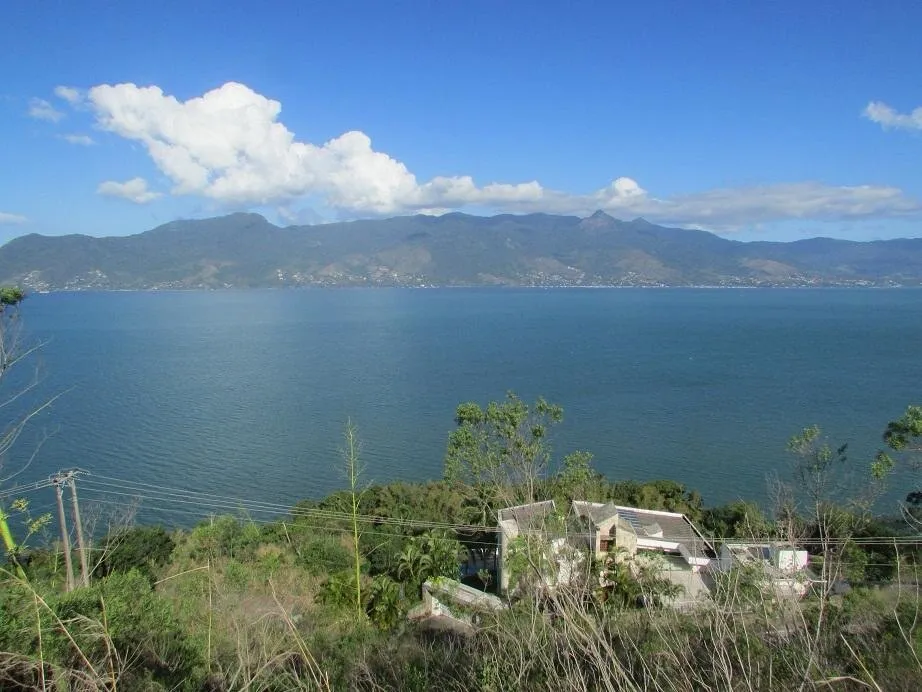 Terreno de 943 m² com vista para o mar e projeto aprovado na Praia das Cigarras