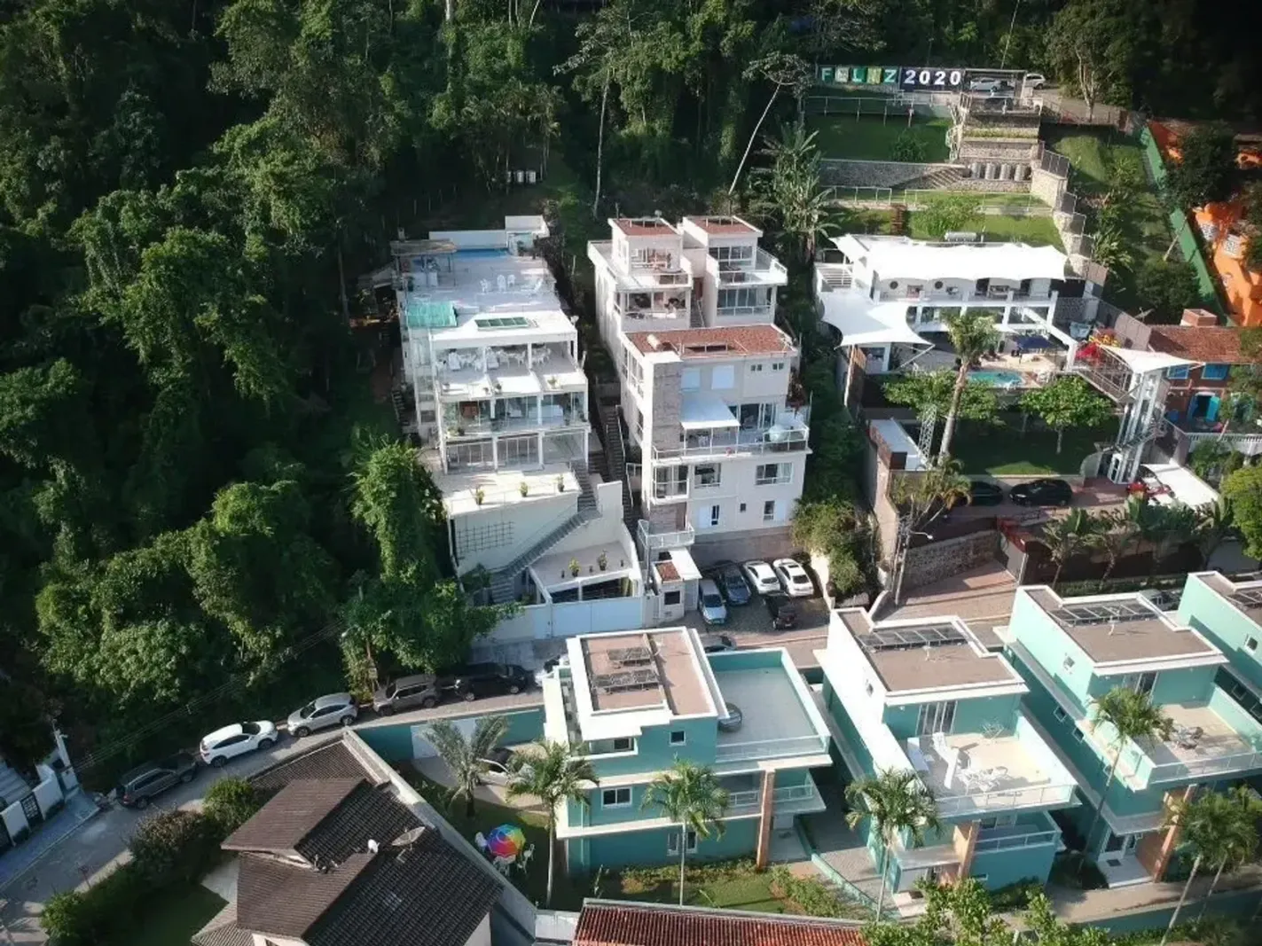 Triplex com jacuzzi e lareira a 100 m da praia no canto direito de Juquehy